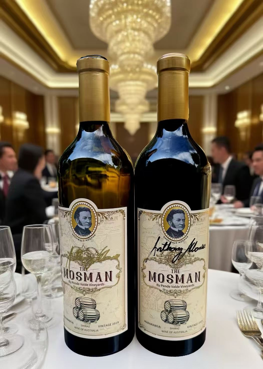 阿尔巴尼斯总理签名红酒照片